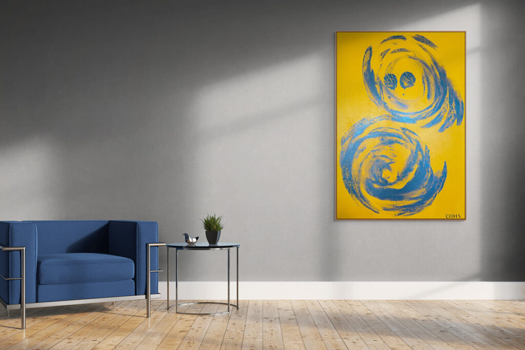 Un salon minimaliste avec un canapé bleu et une table basse, mettant en valeur une œuvre d'art de la collection CHROMA abstraite aux tons jaunes et bleus accrochée au mur.